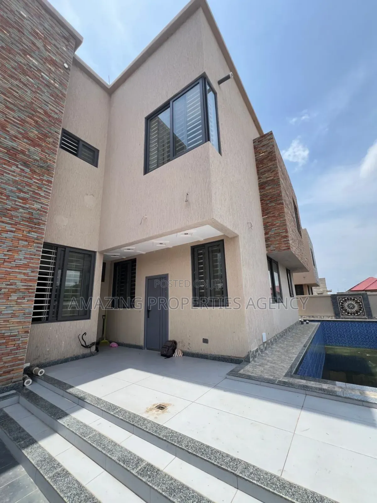 6bdrm Mansion in Adjiriganor for sale