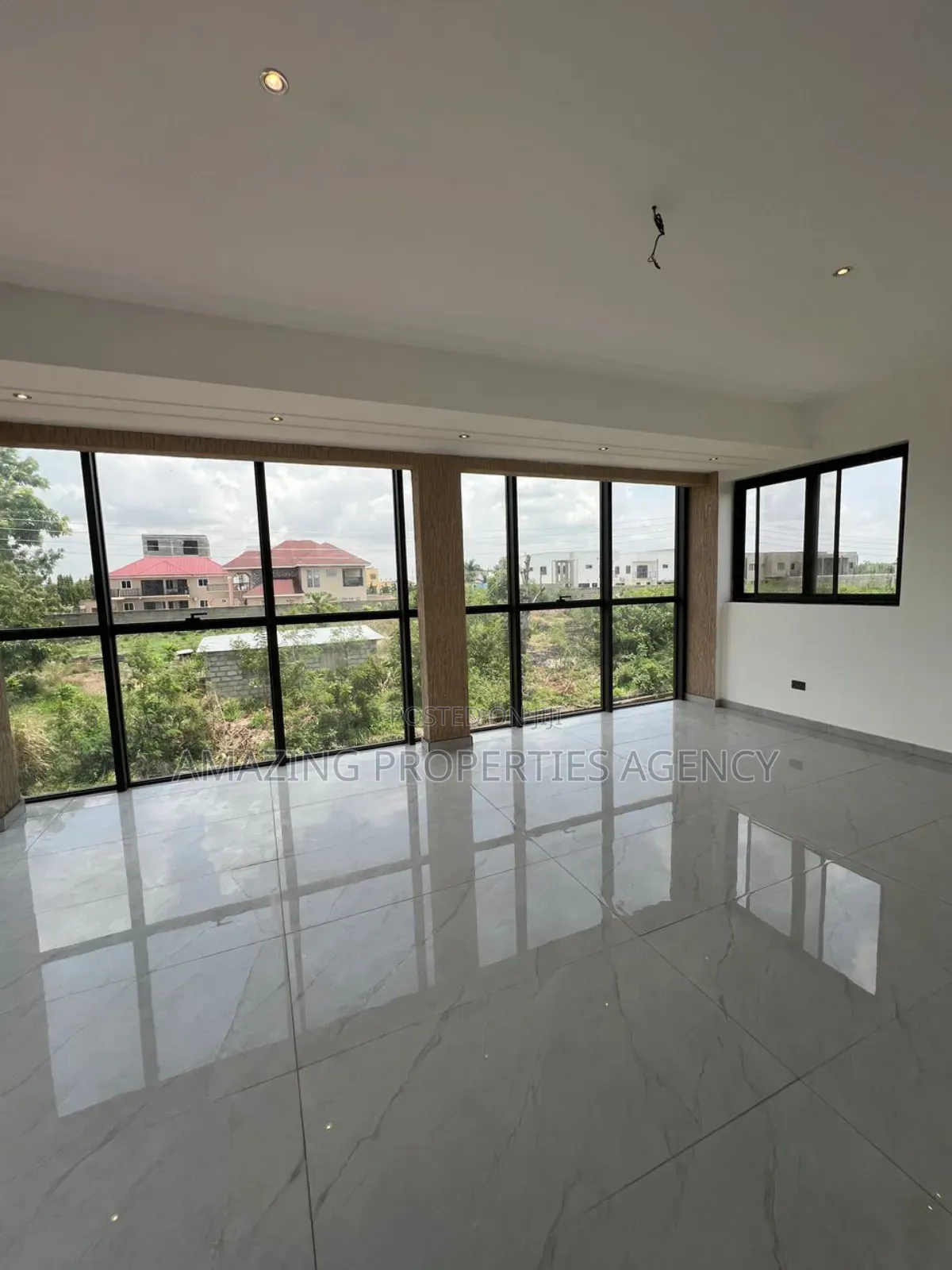 6bdrm Mansion in Adjiriganor for sale