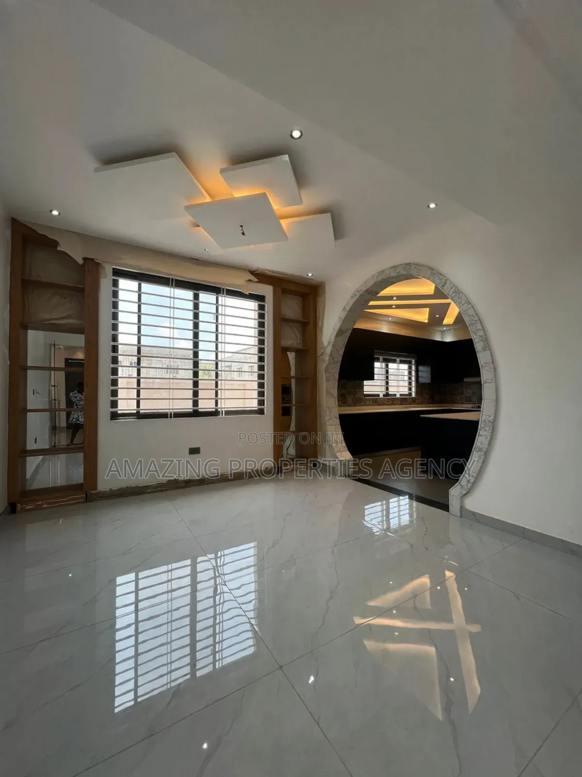 6bdrm Mansion in Adjiriganor for sale