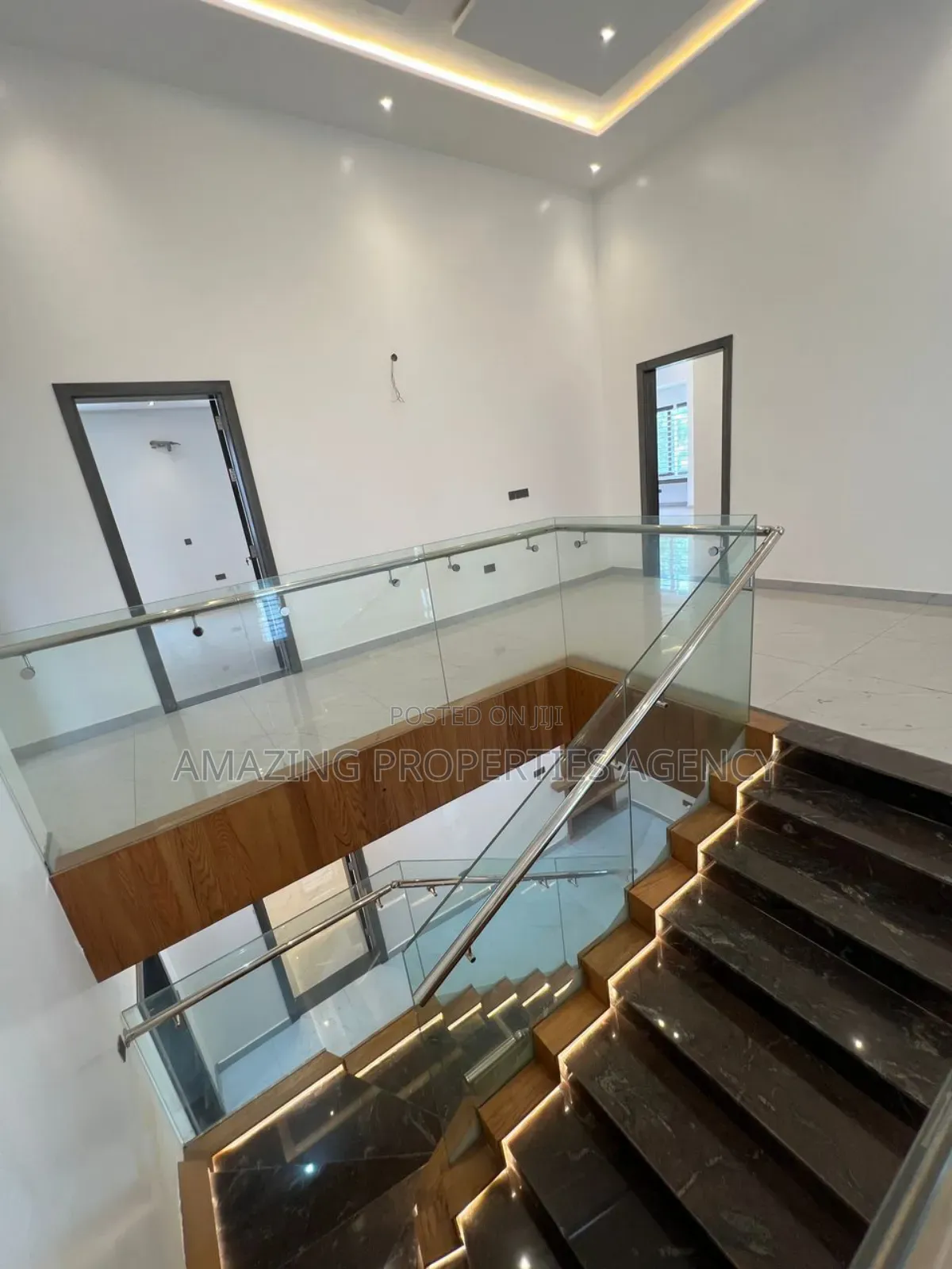 6bdrm Mansion in Adjiriganor for sale