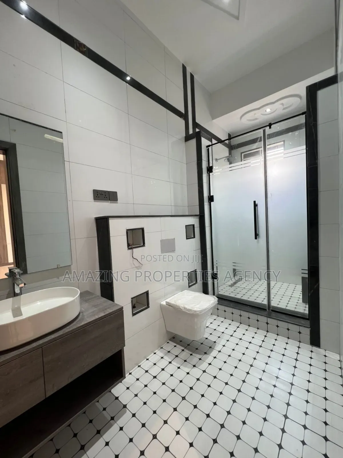6bdrm Mansion in Adjiriganor for sale