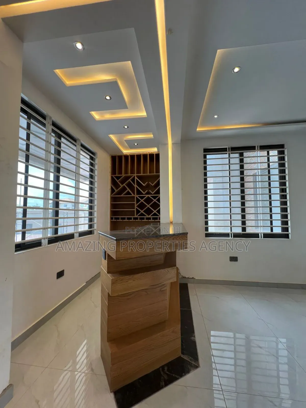 6bdrm Mansion in Adjiriganor for sale