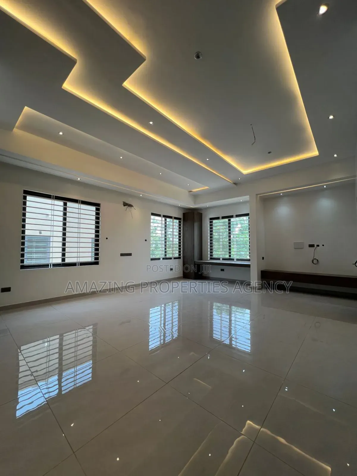 6bdrm Mansion in Adjiriganor for sale