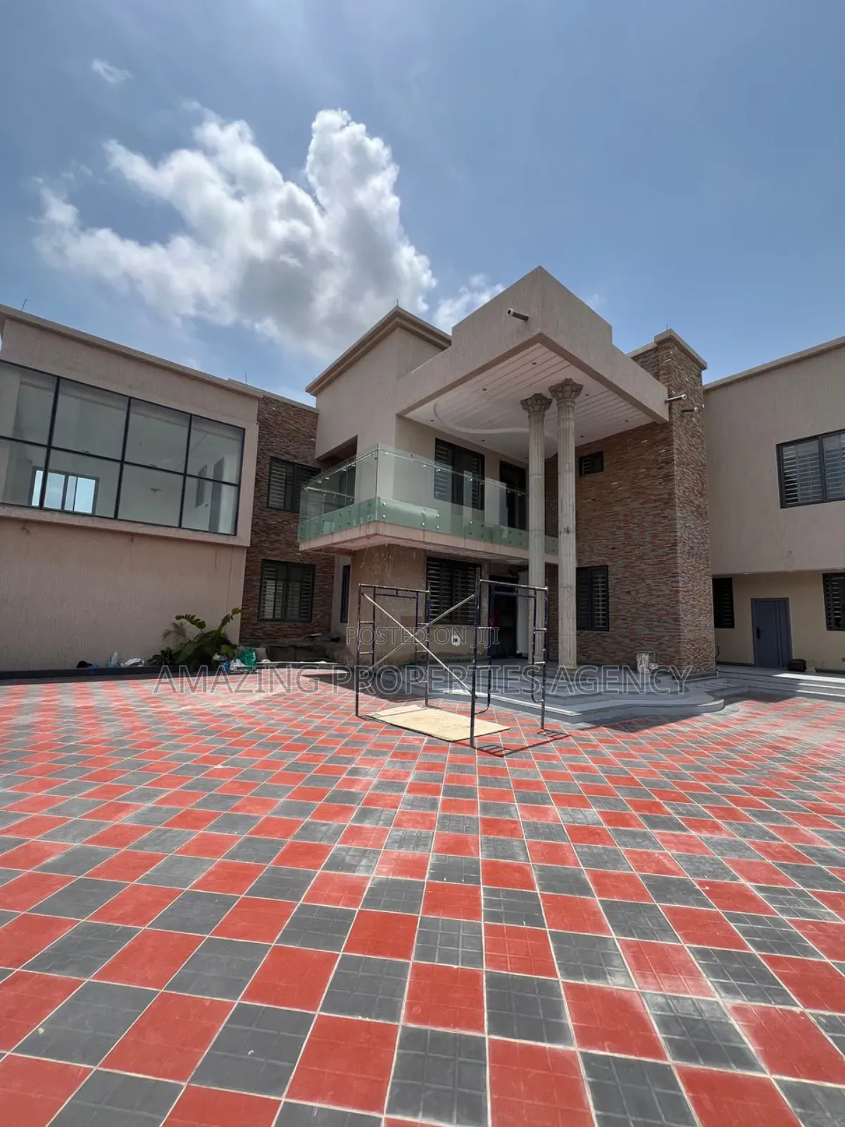6bdrm Mansion in Adjiriganor for sale