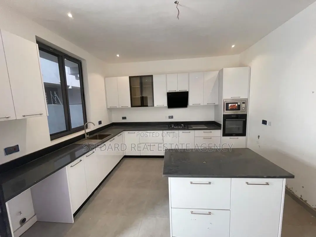 Furnished 3bdrm Townhouse/Terrace in Sefdard Real Estate, Haatso