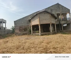 5bdrm House in Community 25, Tema Metropolitan for sale
