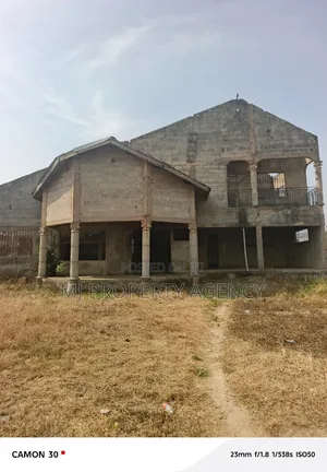 5bdrm House in Community 25, Tema Metropolitan for sale