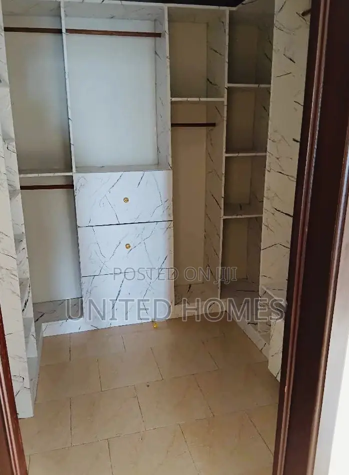 5bdrm House in Osu for rent