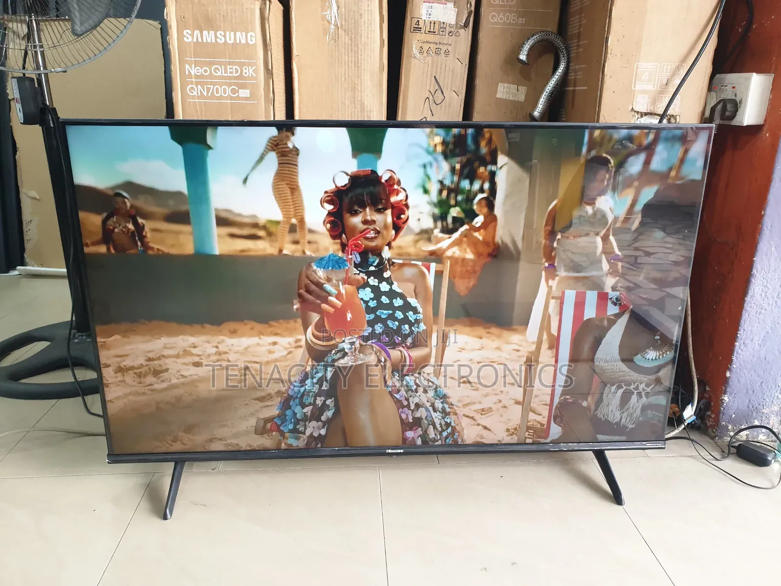 Qled Hisense 43"Smart Uhd HDR Edgeless Tv