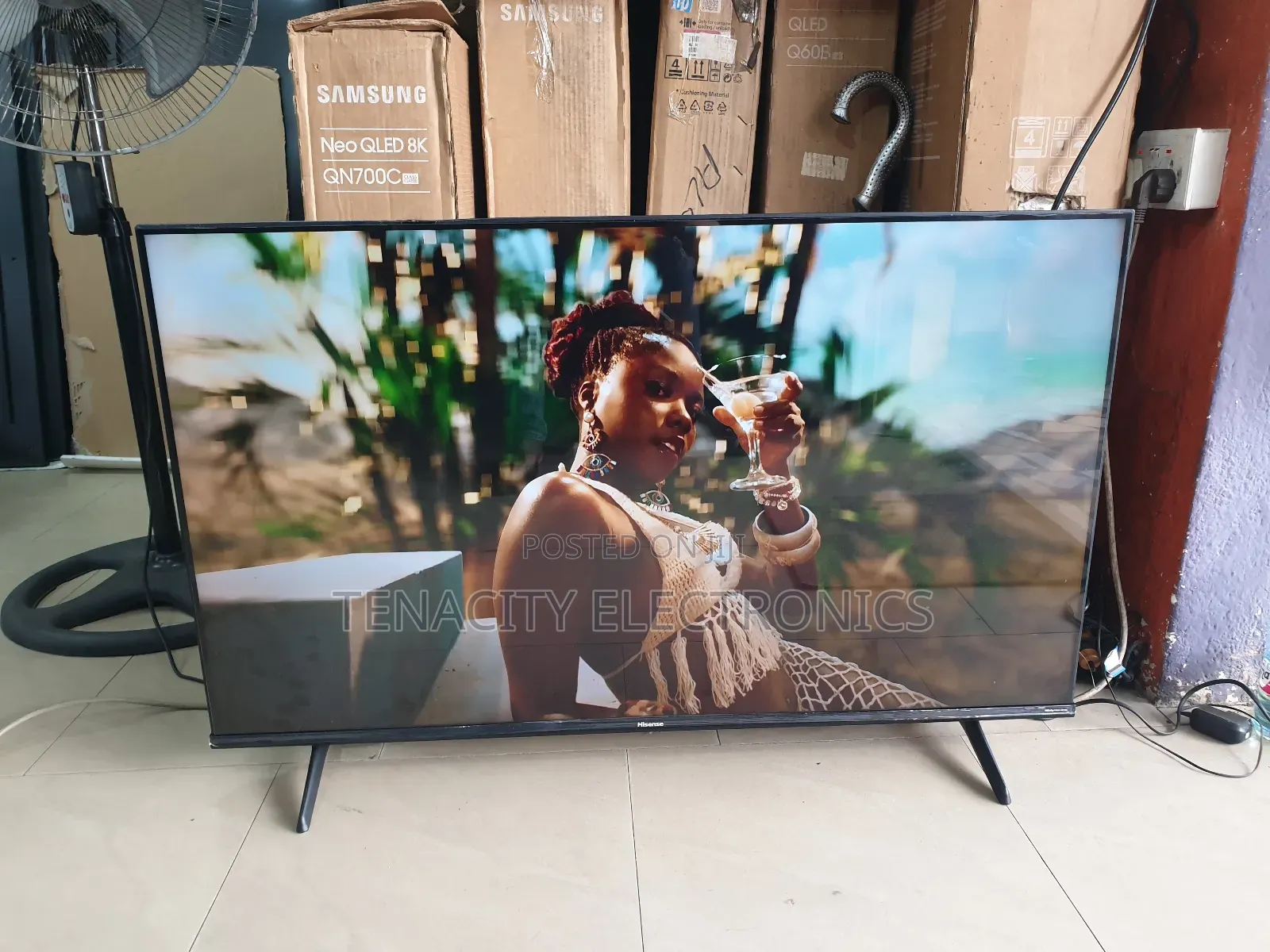 Qled Hisense 43"Smart Uhd HDR Edgeless Tv