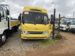 Hyundai County 2016 Yellow