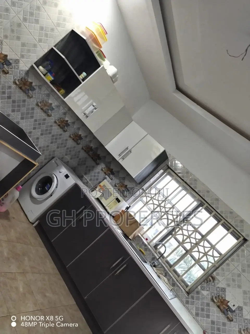 7bdrm House in Anwomaso Domiabra, Kumasi Metropolitan for sale