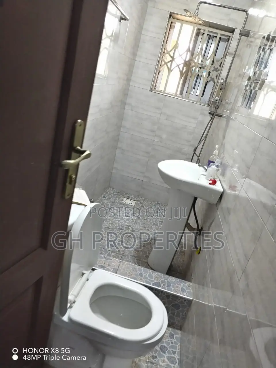 7bdrm House in Anwomaso Domiabra, Kumasi Metropolitan for sale