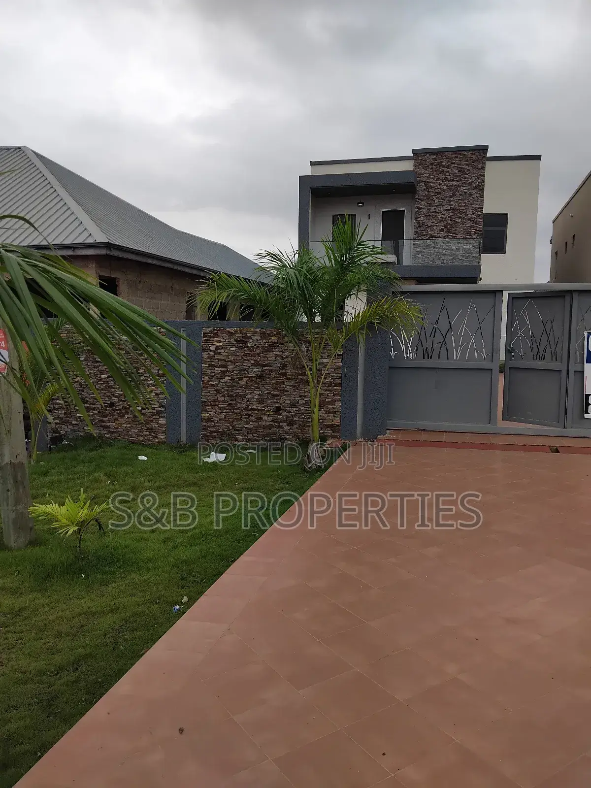 5bdrm House in Ashomang Estate for sale