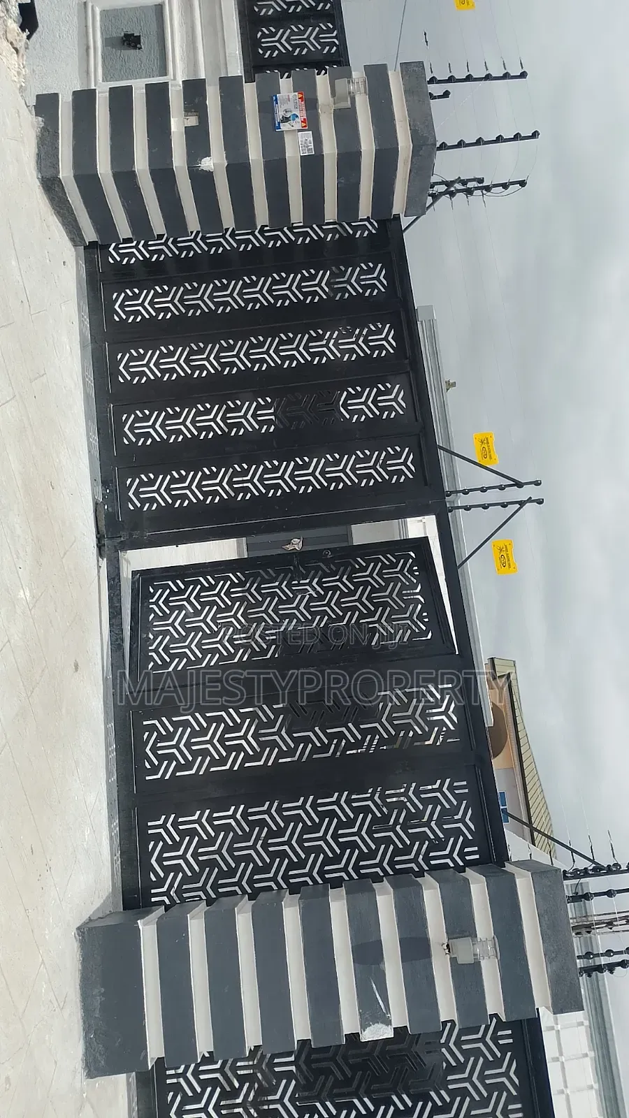 3bdrm Townhouse/Terrace in Batsona, Spintex for sale
