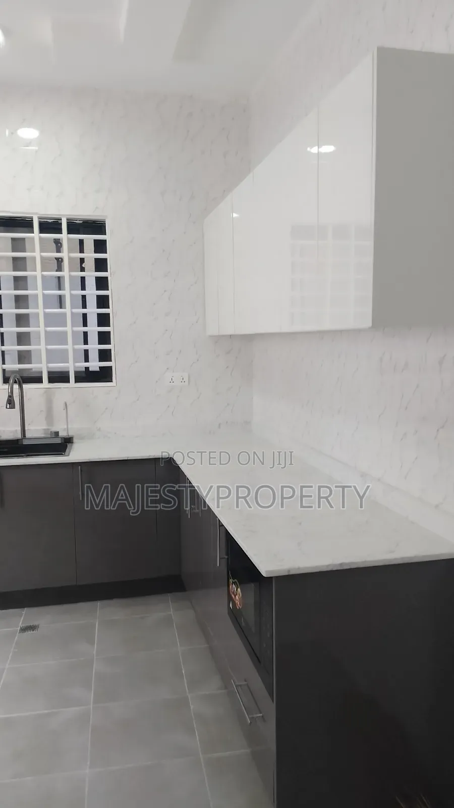 3bdrm Townhouse/Terrace in Batsona, Spintex for sale