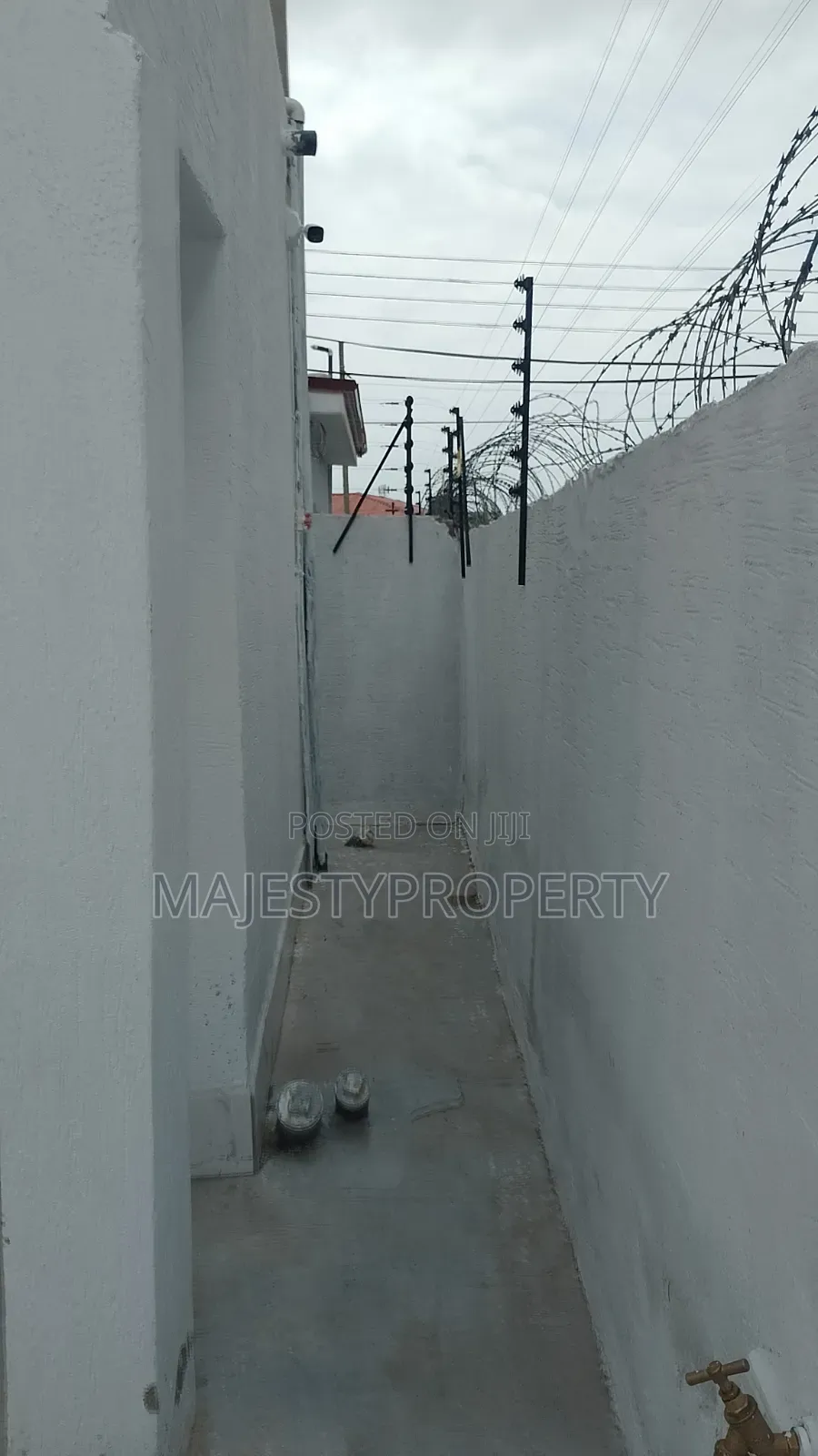 3bdrm Townhouse/Terrace in Batsona, Spintex for sale