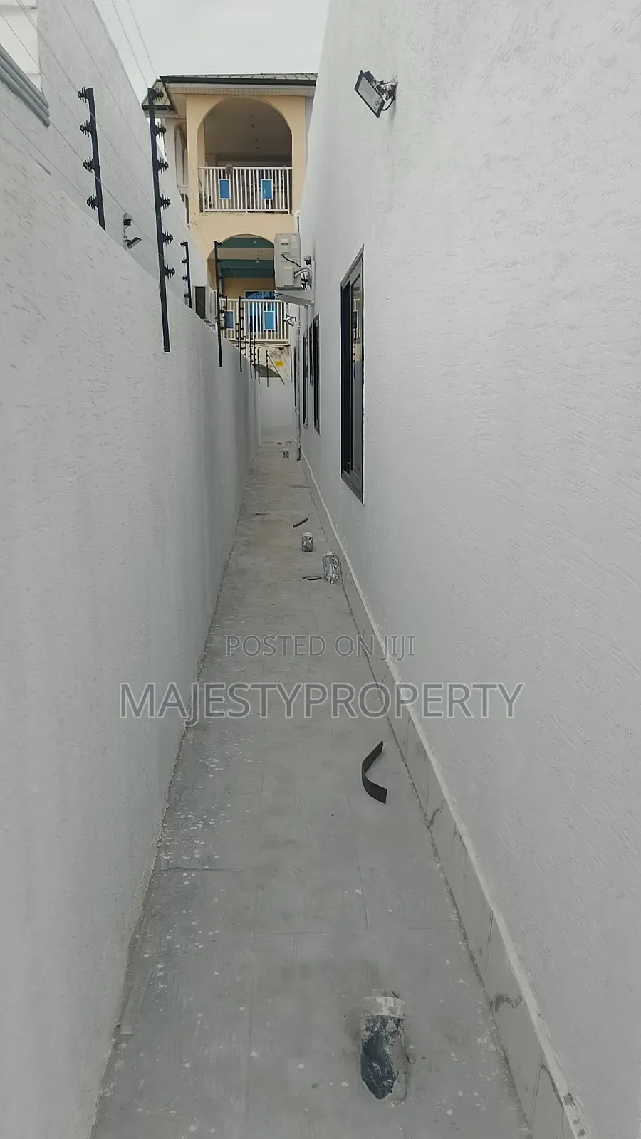 3bdrm Townhouse/Terrace in Batsona, Spintex for sale