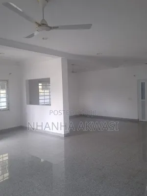 4bdrm House in Community 6, Tema Metropolitan for rent