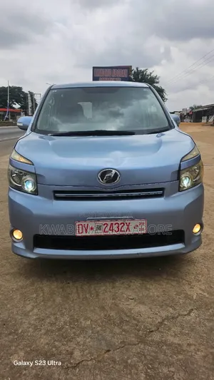 Toyota Voxy 2013 Green