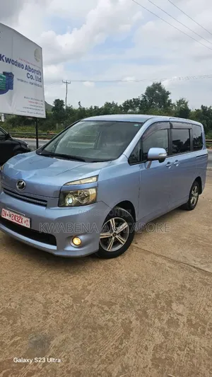 Toyota Voxy 2013 Green