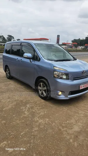 Toyota Voxy 2013 Green
