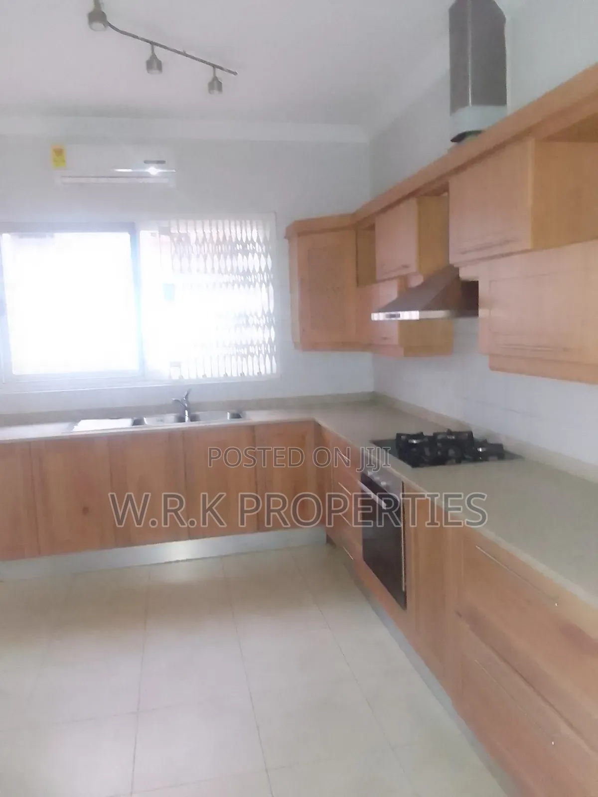Furnished 3bdrm Townhouse / Terrace in Cantoment, Accra Metropolitan