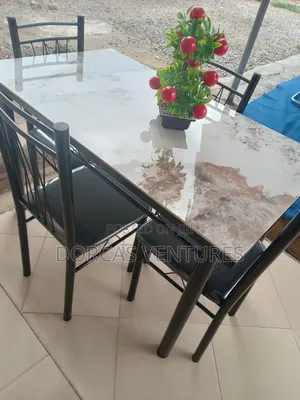 Table for Dining With Four Chairs (Didningsets)