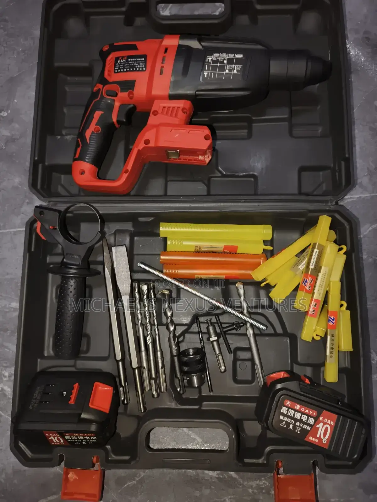 2 Batteries / Cordless Hammer Drill With Accessories