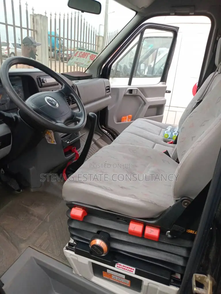 Volkswagen Transporter 2010 Grey