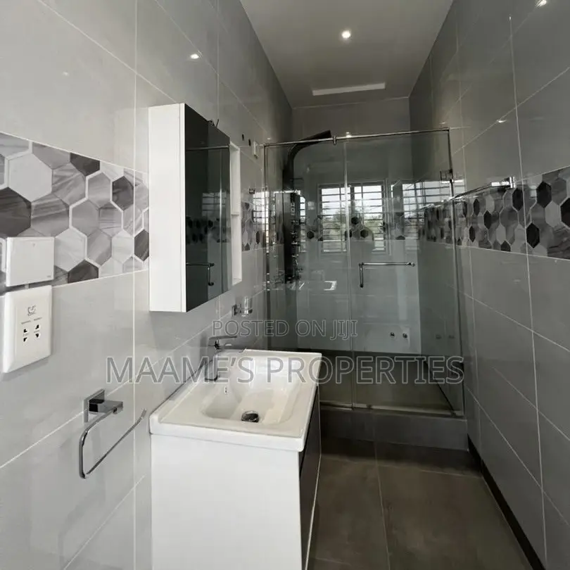 3bdrm Duplex in Oyarifa for sale