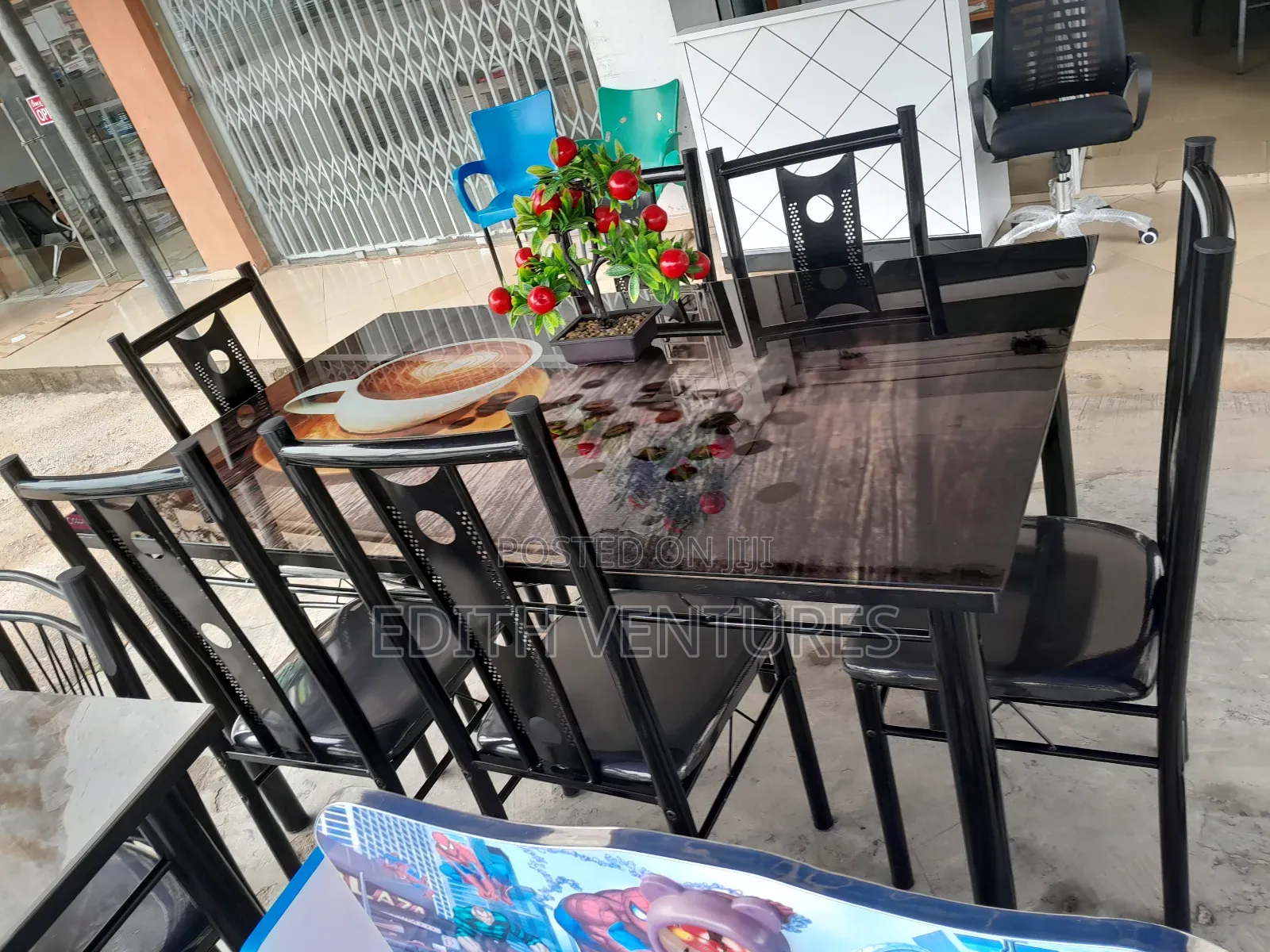 A Very Beautiful and Glamorous Table, 6seated