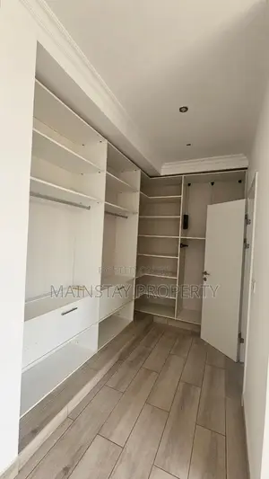 4bdrm Townhouse / Terrace in Cantonments for rent