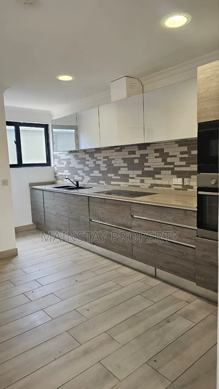 4bdrm Townhouse / Terrace in Cantonments for rent