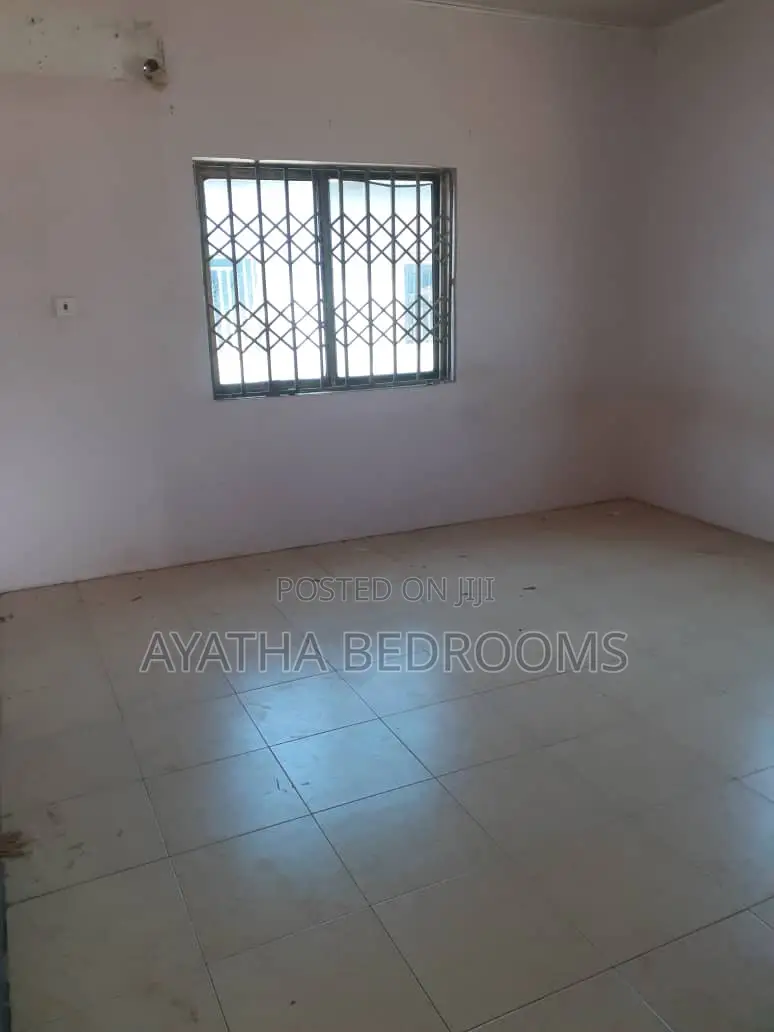 3bdrm House in Ayathar Bedroom, New Town for rent