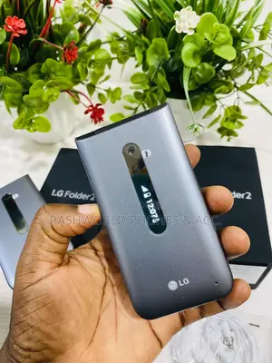 New LG Folder 2 8 GB Black