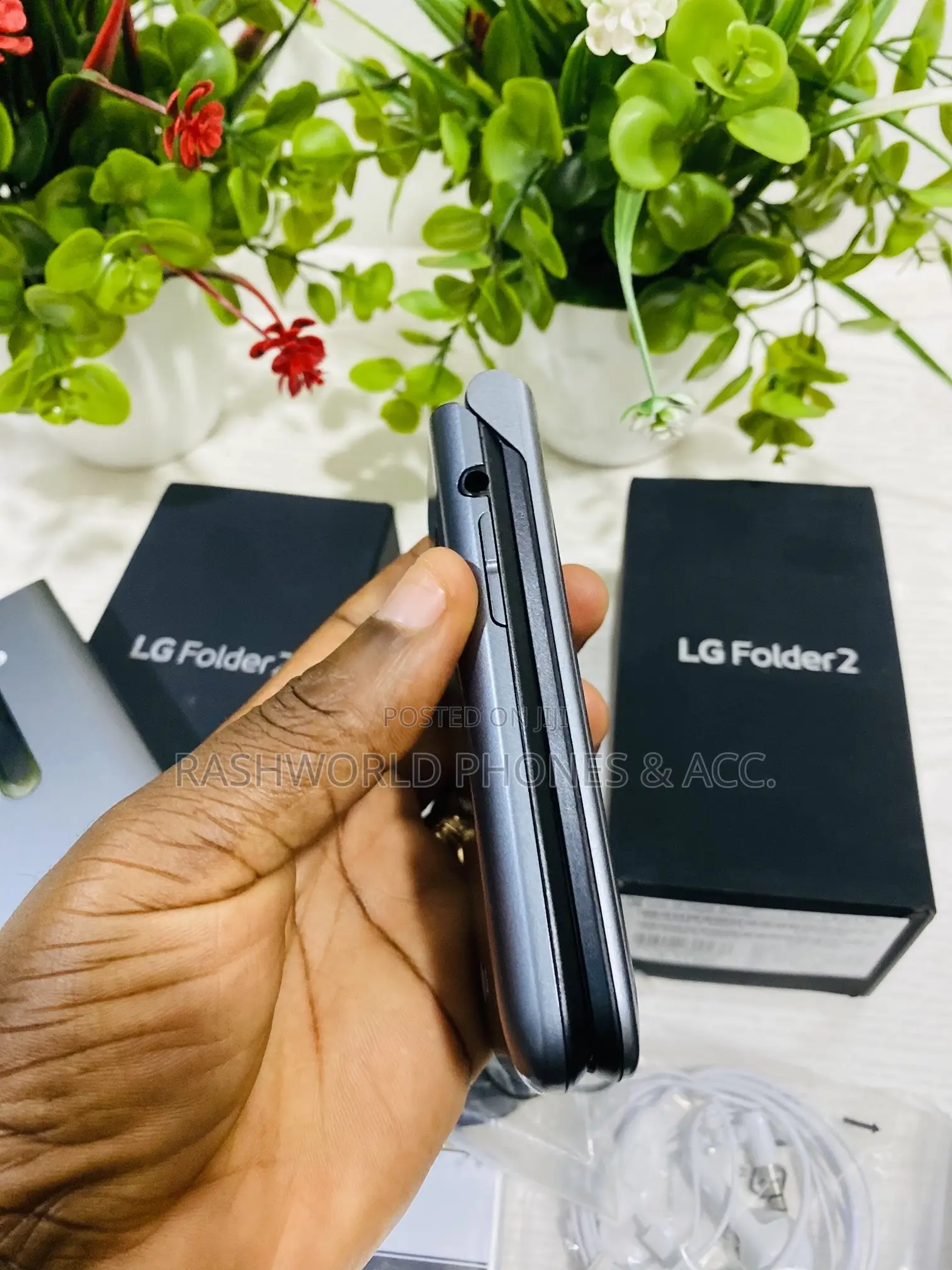 New LG Folder 2 8 GB Black