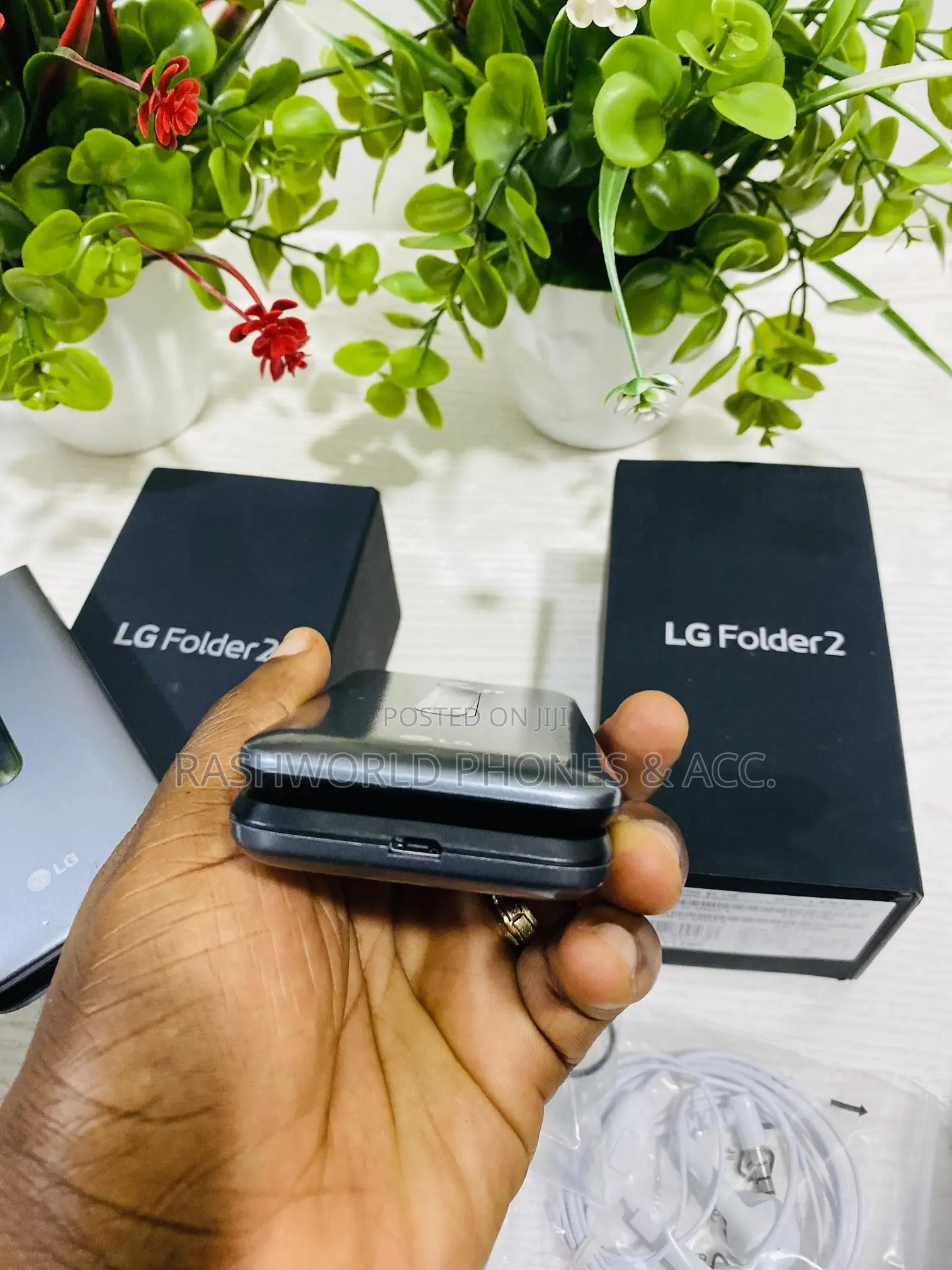 New LG Folder 2 8 GB Black