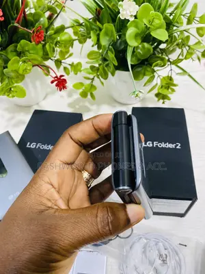 New LG Folder 2 8 GB Black