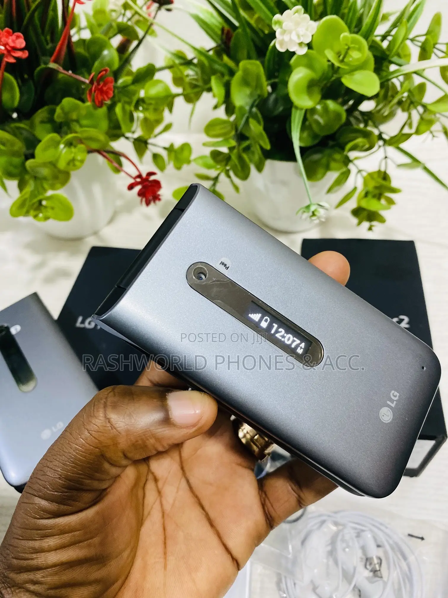 New LG Folder 2 8 GB Black