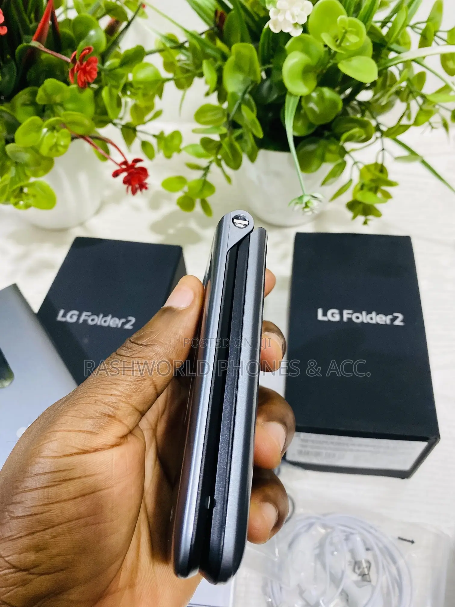 New LG Folder 2 8 GB Black