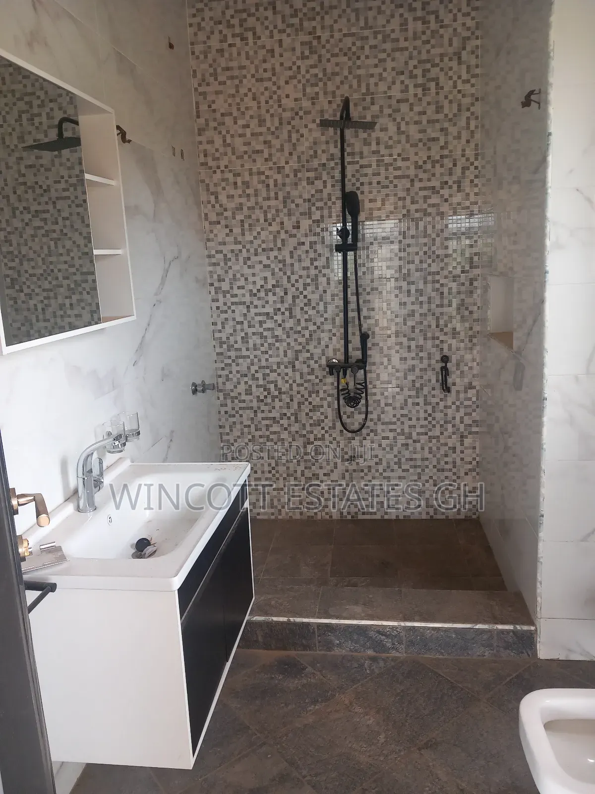 3bdrm Apartment in Old Ashongman, Ablorh Adjei for rent