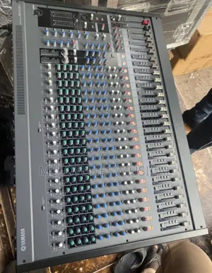 Yamaha Mg24/14fx 24-Channel Input Analog Mixing Console