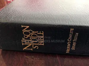 The Nelson Study Bible NKJV (Genuine Leather)