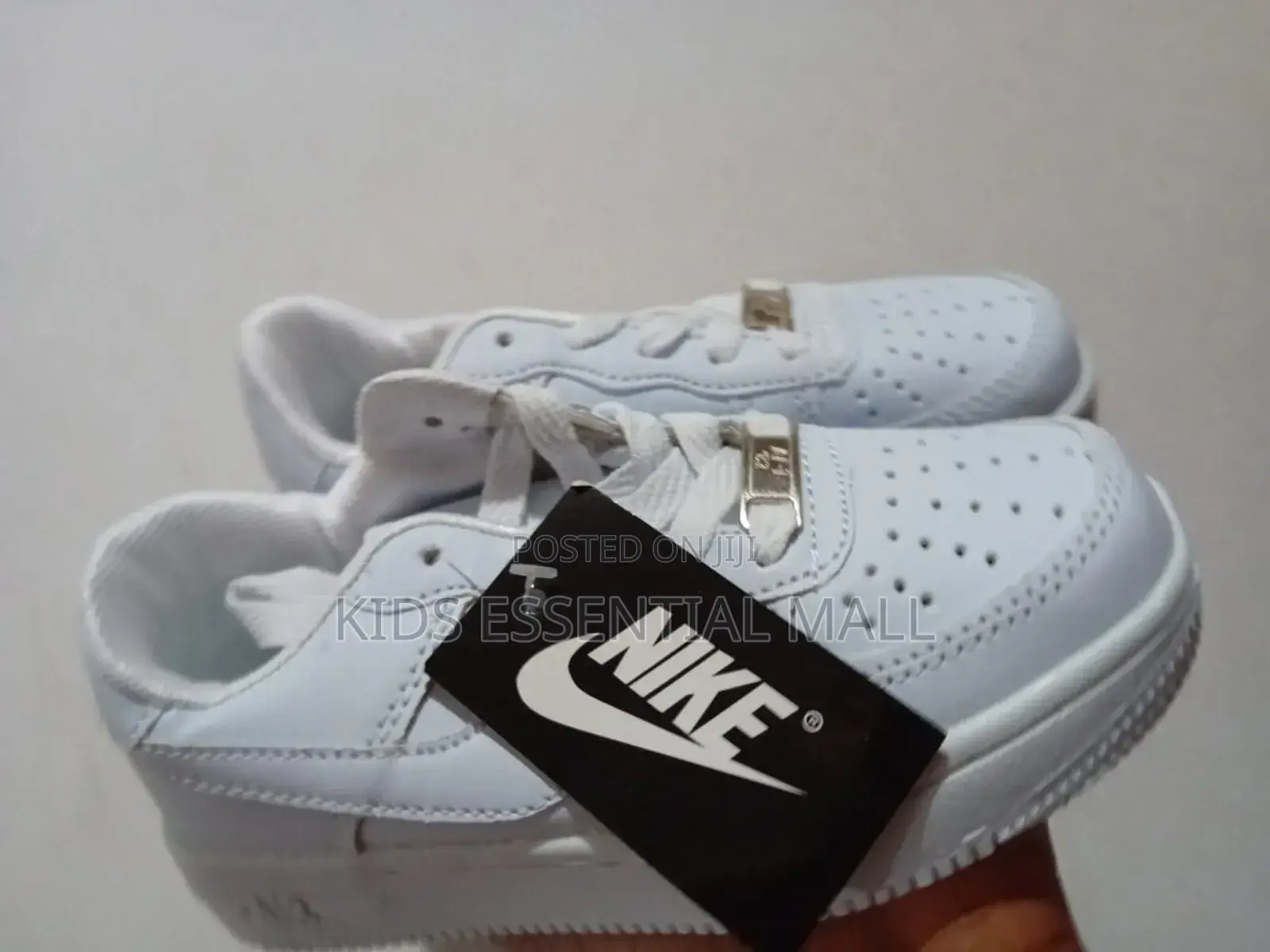 White Nike Sneaketj: