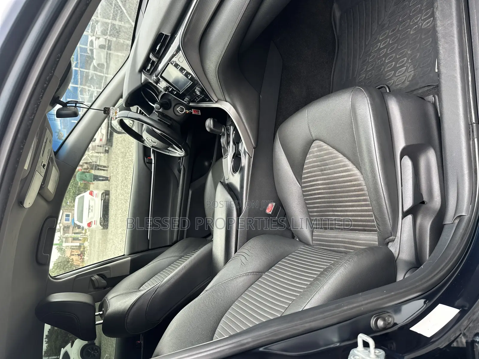 Toyota Camry SE FWD (2.5L 4cyl 8AM) 2018 Blue