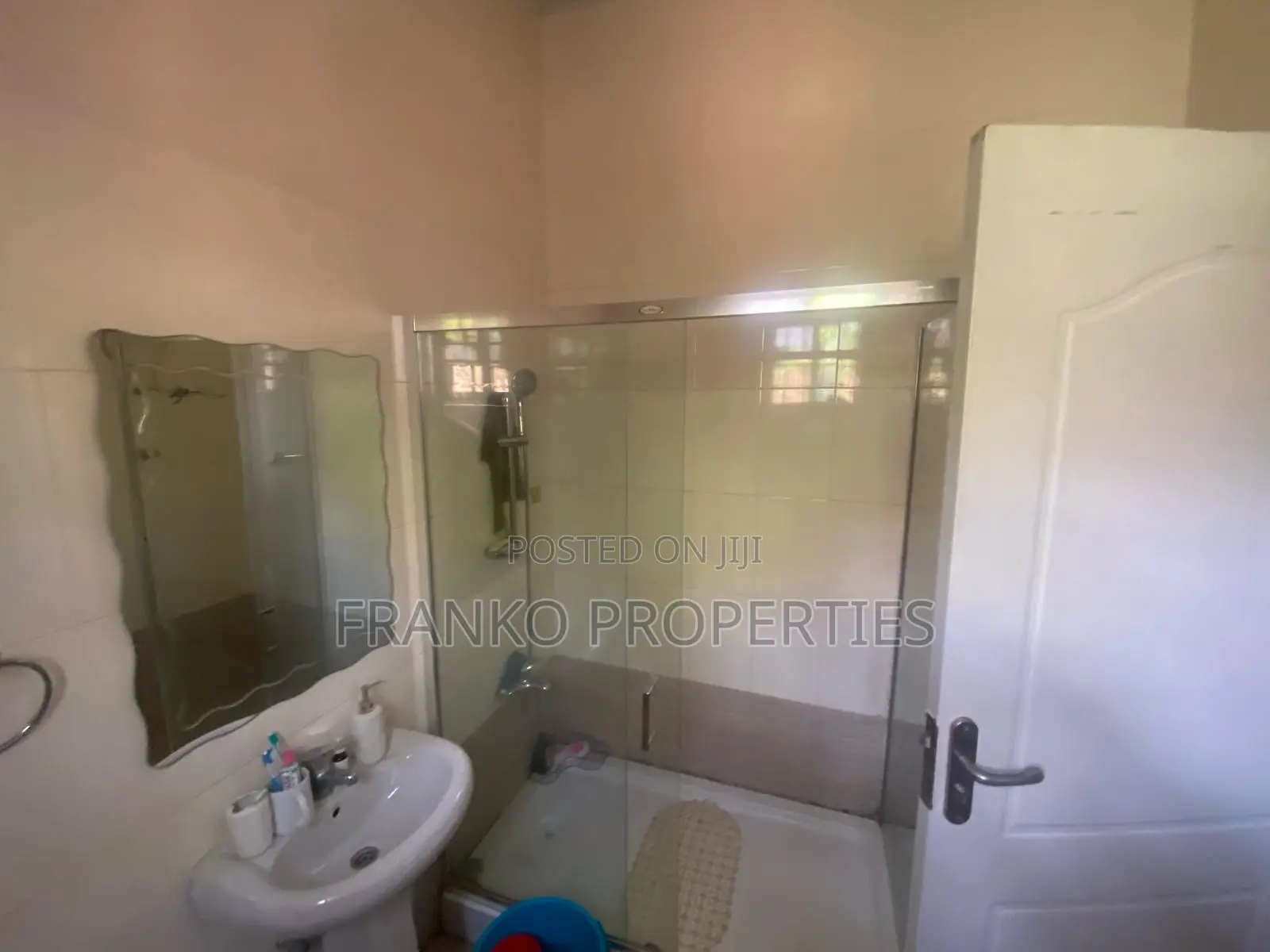3bdrm House in Franko Propertied, School Junction for sale