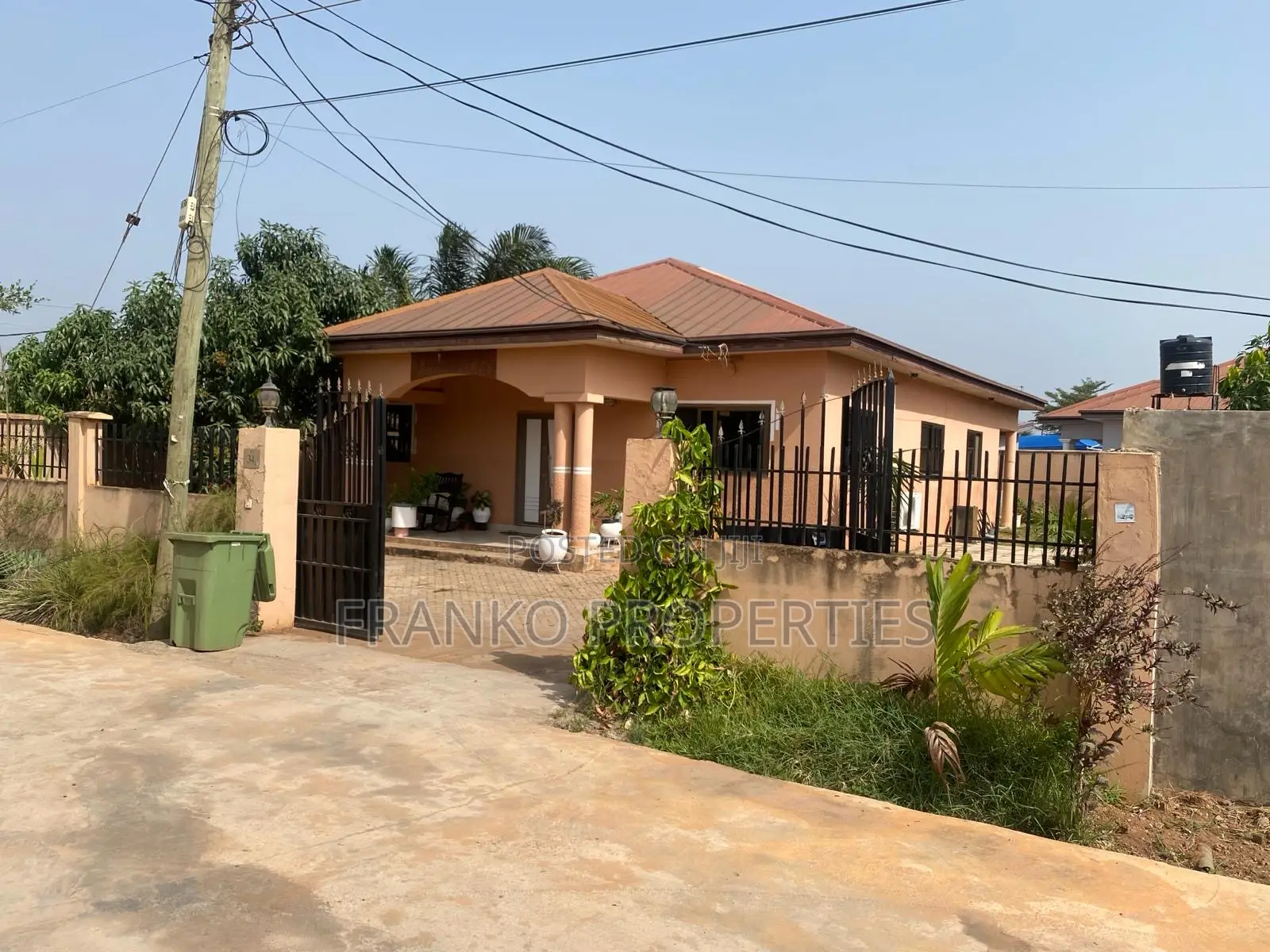 3bdrm House in Franko Propertied, School Junction for sale
