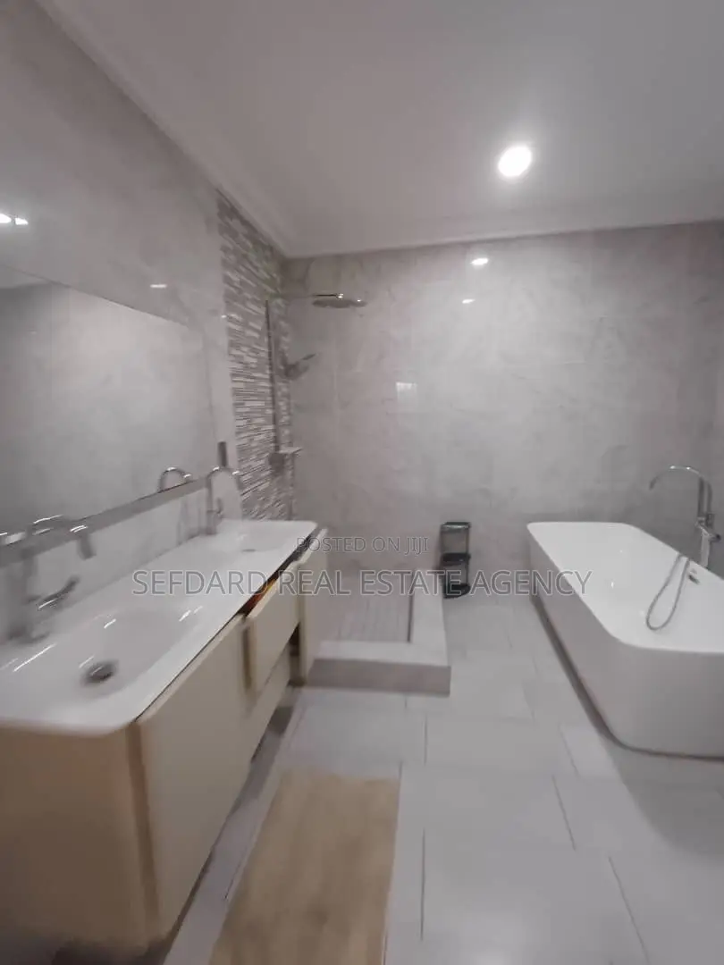 7bdrm House in Sefdard Properties, Achimota for sale