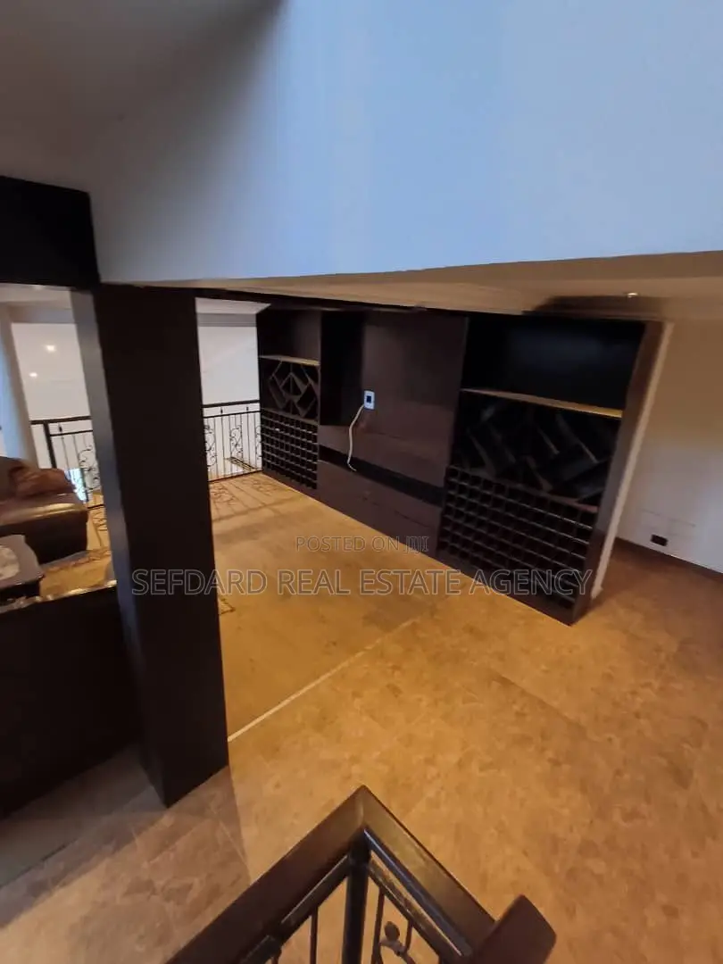 7bdrm House in Sefdard Properties, Achimota for sale